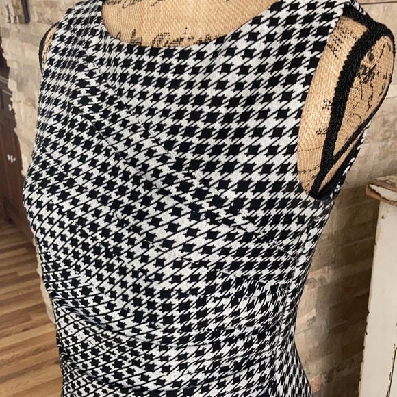 Jessica Simpson black white houndstooth sleeveless back zip closure midi dress - Picture 4 of 15